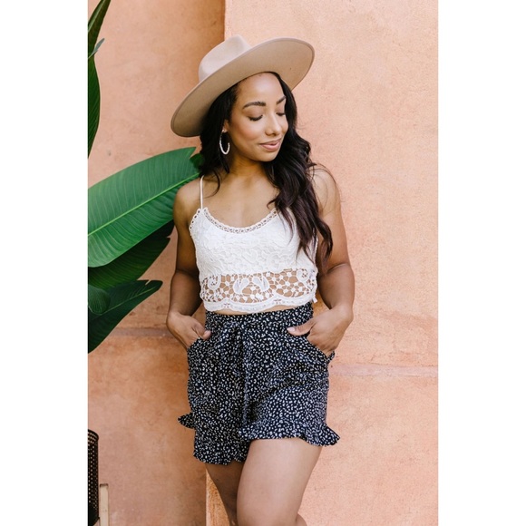 🎉HP🎉 Black and White Ruffled Shorts - Picture 2 of 5